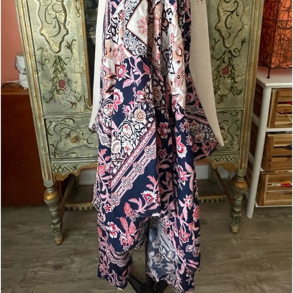 T-Shirt Poncho: “The Future is Female” - Picture 4 of 7